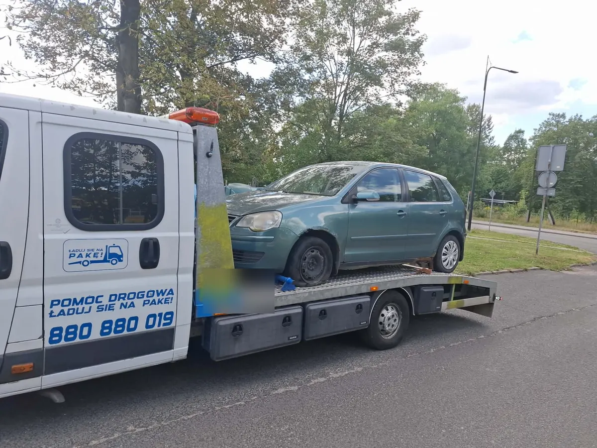 Zielony VW Polo na platformie lawety